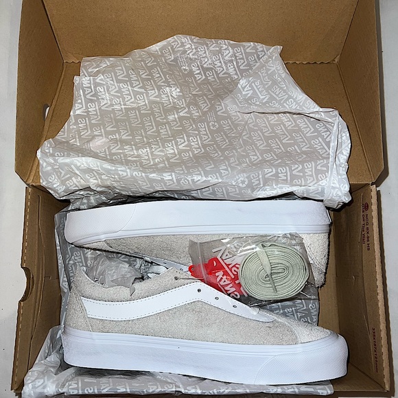 ‼️NWT Vans Uo Exclusive Bold Ni Suede Sneaker Beige/White - Picture 1 of 8